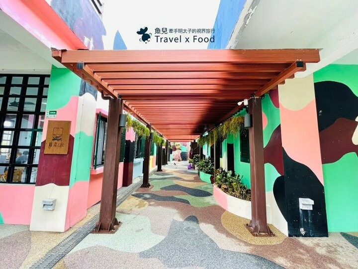 披著迷彩外衣的建築，沿著彩虹階梯通往海崖上的咖啡館，一起來聽濤cafe，讓貓咪小濤陪伴你 @魚兒 x 牽手明太子的「視」界旅行