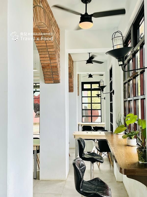 披著迷彩外衣的建築，沿著彩虹階梯通往海崖上的咖啡館，一起來聽濤cafe，讓貓咪小濤陪伴你 @魚兒 x 牽手明太子的「視」界旅行