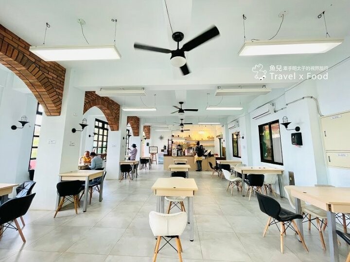 披著迷彩外衣的建築，沿著彩虹階梯通往海崖上的咖啡館，一起來聽濤cafe，讓貓咪小濤陪伴你 @魚兒 x 牽手明太子的「視」界旅行