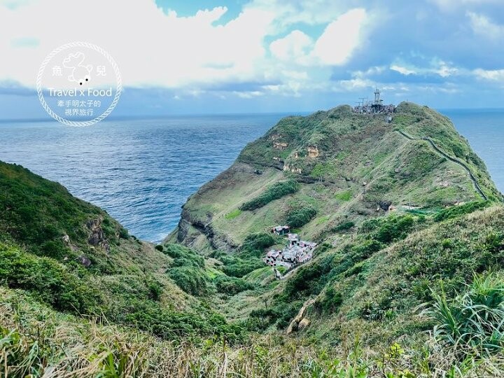 披著迷彩外衣的建築，沿著彩虹階梯通往海崖上的咖啡館，一起來聽濤cafe，讓貓咪小濤陪伴你 @魚兒 x 牽手明太子的「視」界旅行