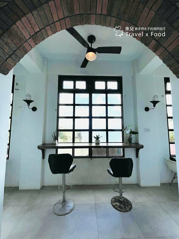 披著迷彩外衣的建築，沿著彩虹階梯通往海崖上的咖啡館，一起來聽濤cafe，讓貓咪小濤陪伴你 @魚兒 x 牽手明太子的「視」界旅行