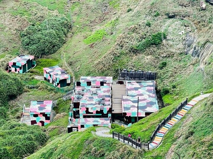 披著迷彩外衣的建築，沿著彩虹階梯通往海崖上的咖啡館，一起來聽濤cafe，讓貓咪小濤陪伴你 @魚兒 x 牽手明太子的「視」界旅行