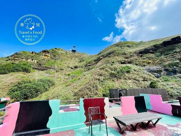 披著迷彩外衣的建築，沿著彩虹階梯通往海崖上的咖啡館，一起來聽濤cafe，讓貓咪小濤陪伴你 @魚兒 x 牽手明太子的「視」界旅行