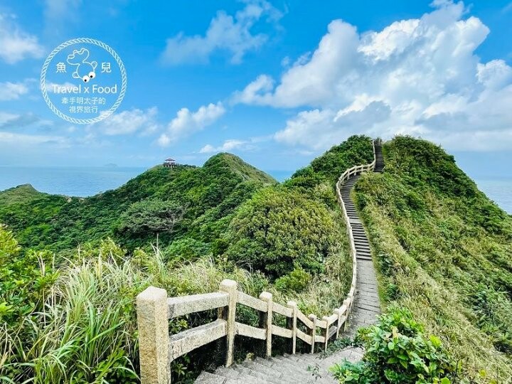 披著迷彩外衣的建築，沿著彩虹階梯通往海崖上的咖啡館，一起來聽濤cafe，讓貓咪小濤陪伴你 @魚兒 x 牽手明太子的「視」界旅行