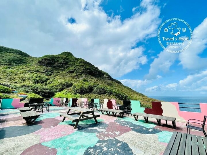 披著迷彩外衣的建築，沿著彩虹階梯通往海崖上的咖啡館，一起來聽濤cafe，讓貓咪小濤陪伴你 @魚兒 x 牽手明太子的「視」界旅行