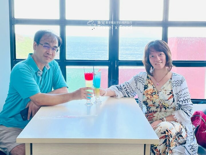 披著迷彩外衣的建築，沿著彩虹階梯通往海崖上的咖啡館，一起來聽濤cafe，讓貓咪小濤陪伴你 @魚兒 x 牽手明太子的「視」界旅行