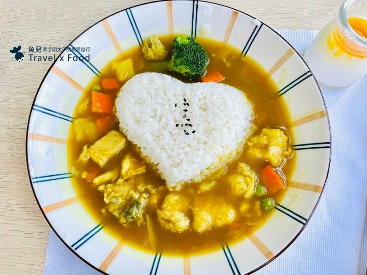 披著迷彩外衣的建築，沿著彩虹階梯通往海崖上的咖啡館，一起來聽濤cafe，讓貓咪小濤陪伴你 @魚兒 x 牽手明太子的「視」界旅行