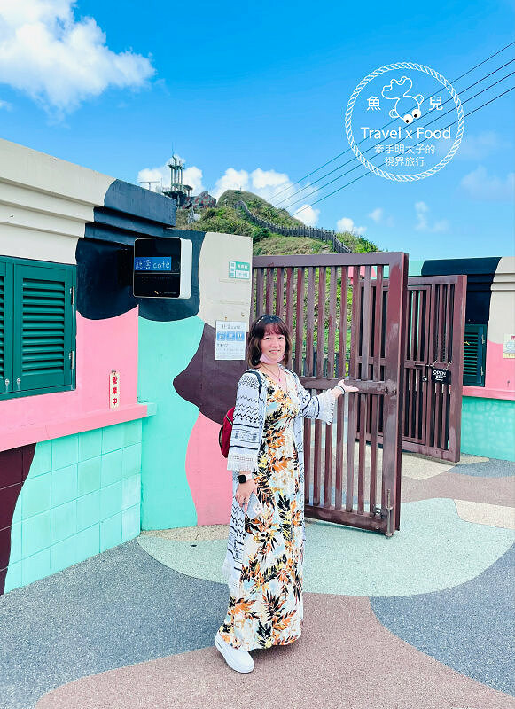 披著迷彩外衣的建築，沿著彩虹階梯通往海崖上的咖啡館，一起來聽濤cafe，讓貓咪小濤陪伴你 @魚兒 x 牽手明太子的「視」界旅行