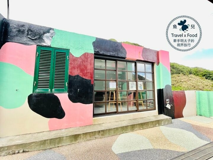 披著迷彩外衣的建築，沿著彩虹階梯通往海崖上的咖啡館，一起來聽濤cafe，讓貓咪小濤陪伴你 @魚兒 x 牽手明太子的「視」界旅行