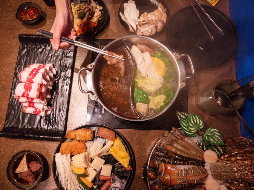 汐止美食火鍋推薦｜藝爐晏火鍋美術館。399元火鍋吃到飽｜在畫廊裡享用火鍋