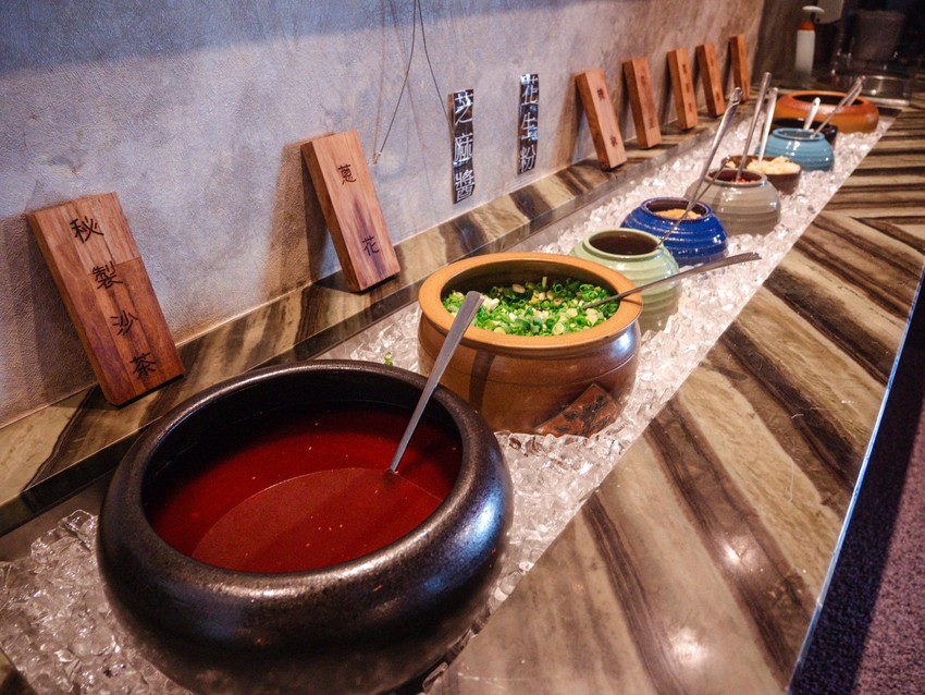 汐止美食火鍋推薦｜藝爐晏火鍋美術館。399元火鍋吃到飽｜在畫廊裡享用火鍋