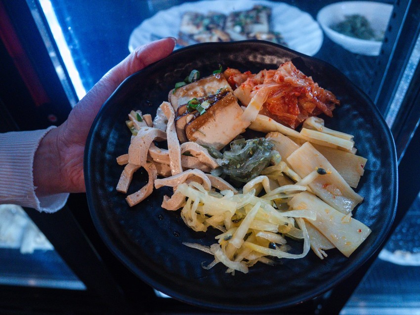 汐止美食火鍋推薦｜藝爐晏火鍋美術館。399元火鍋吃到飽｜在畫廊裡享用火鍋