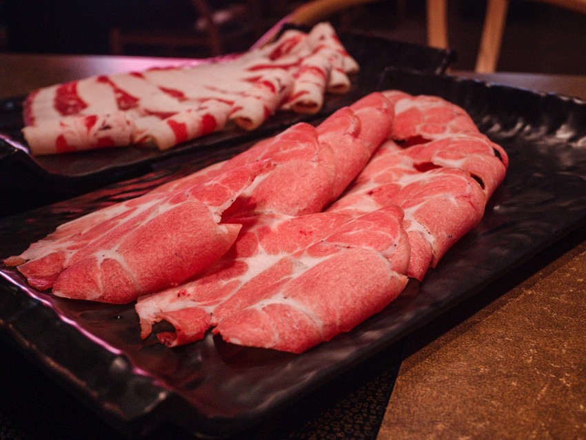  汐止美食火鍋推薦｜藝爐晏火鍋美術館。399元火鍋吃到飽｜在畫廊裡享用火鍋