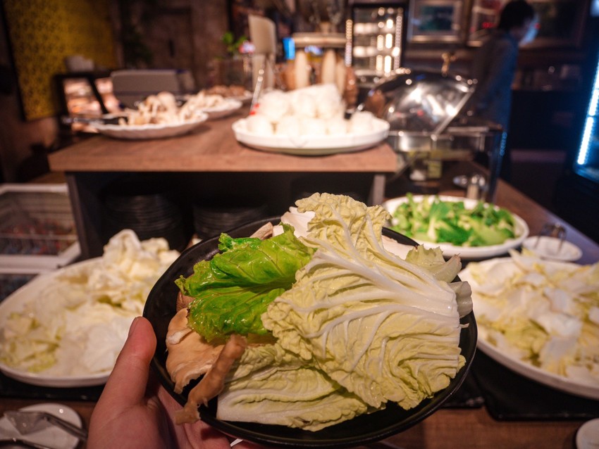 汐止美食火鍋推薦｜藝爐晏火鍋美術館。399元火鍋吃到飽｜在畫廊裡享用火鍋