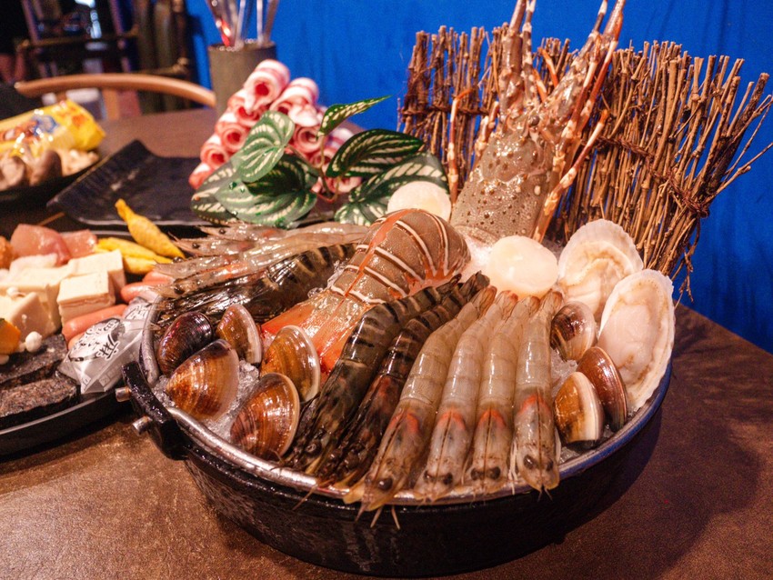 汐止美食火鍋推薦｜藝爐晏火鍋美術館。399元火鍋吃到飽｜在畫廊裡享用火鍋