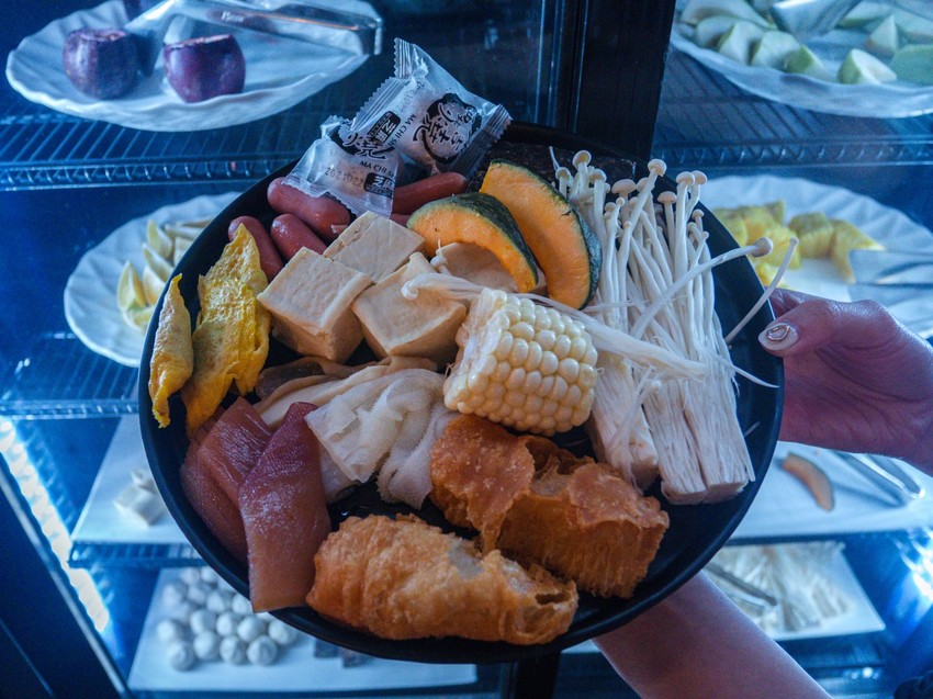 汐止美食火鍋推薦｜藝爐晏火鍋美術館。399元火鍋吃到飽｜在畫廊裡享用火鍋