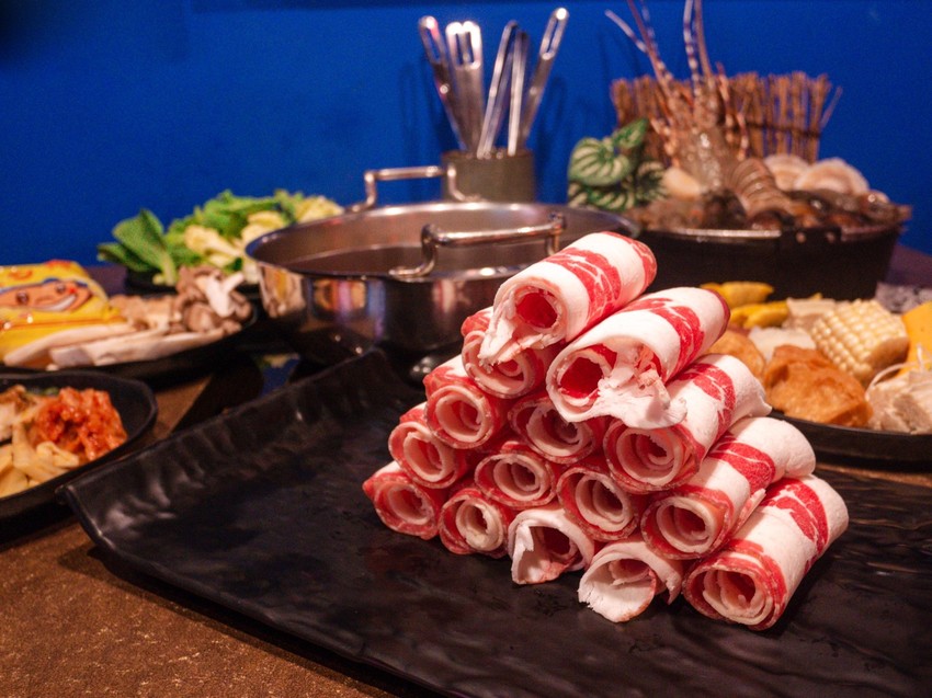 汐止美食火鍋推薦｜藝爐晏火鍋美術館。399元火鍋吃到飽｜在畫廊裡享用火鍋