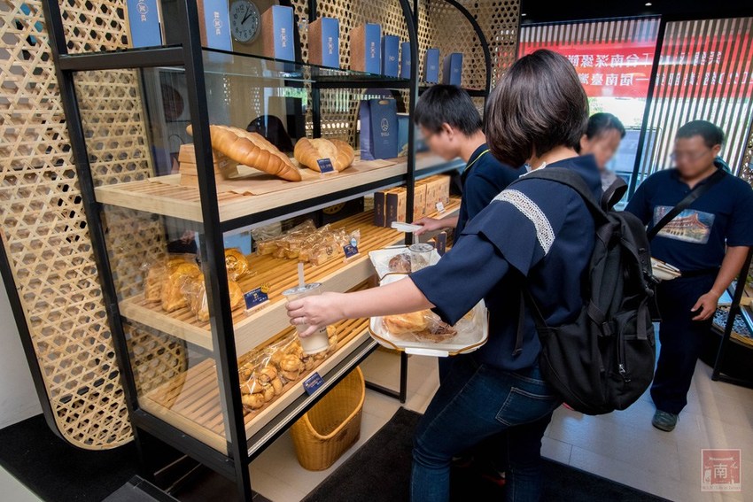 【台南美食】我的婆婆怎麼那麼可愛的〝深圓烘焙〞｜關廟在地食材鳳梨酥｜鳳梨吐司｜羅宋麵包｜台南最美的麵包店｜日本麵粉法國奶油搭配台南在地食材~深緣及水關廟店 - 南人幫