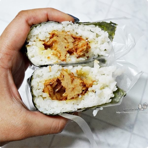 台中素食 太平素食 草食堂 小吃 三角飯糰 飯糰 投幣 三杯G 泰式打拋朱 韓式辣泡菜 蜂蜜芥末 G 奶蛋素 全素 古早味 鮪魚沙拉 好彩頭 五味醬 泰式香檸G DSC00902.JPG