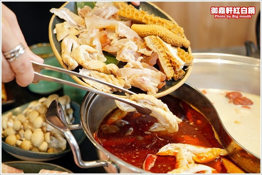 【桃園青埔美食】御鼎軒紅白鍋．自家熬煮湯頭、麻辣鍋!