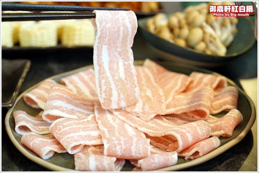 【桃園青埔美食】御鼎軒紅白鍋．自家熬煮湯頭、麻辣鍋!