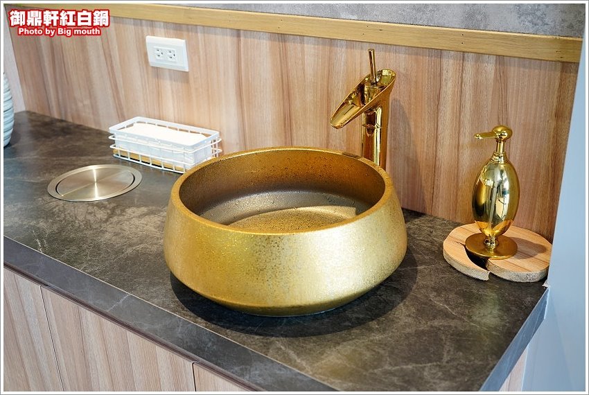 【桃園青埔美食】御鼎軒紅白鍋．自家熬煮湯頭、麻辣鍋!