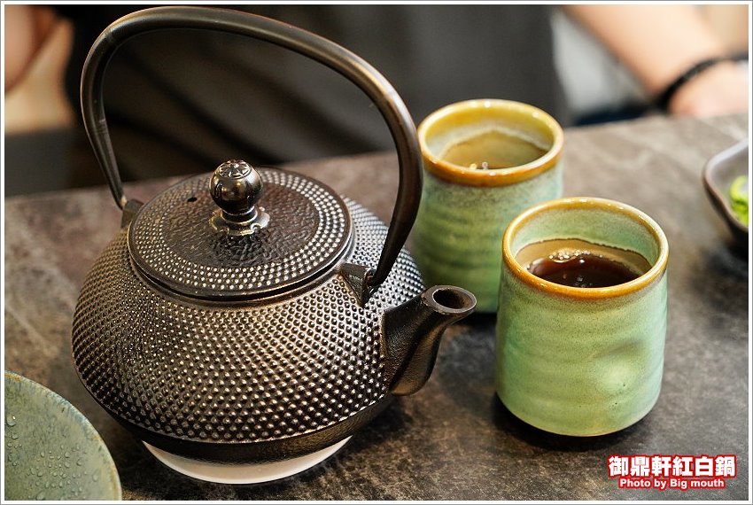 【桃園青埔美食】御鼎軒紅白鍋．自家熬煮湯頭、麻辣鍋!