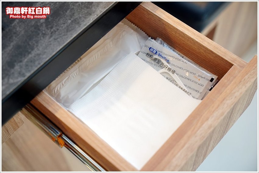 【桃園青埔美食】御鼎軒紅白鍋．自家熬煮湯頭、麻辣鍋!