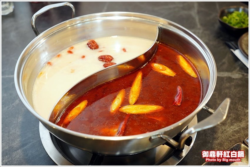 【桃園青埔美食】御鼎軒紅白鍋．自家熬煮湯頭、麻辣鍋!
