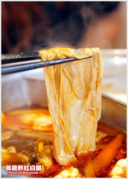 【桃園青埔美食】御鼎軒紅白鍋．自家熬煮湯頭、麻辣鍋!