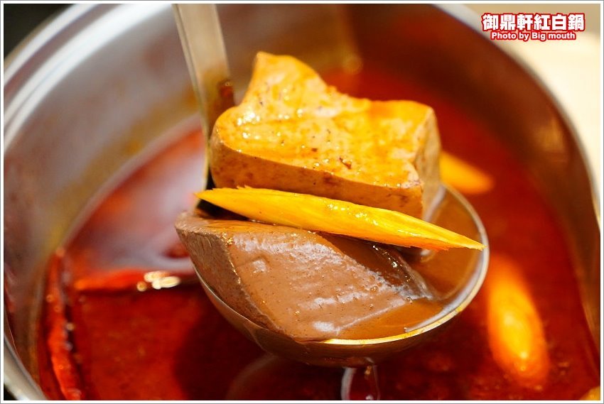 【桃園青埔美食】御鼎軒紅白鍋．自家熬煮湯頭、麻辣鍋!