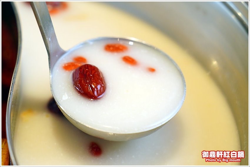 【桃園青埔美食】御鼎軒紅白鍋．自家熬煮湯頭、麻辣鍋!