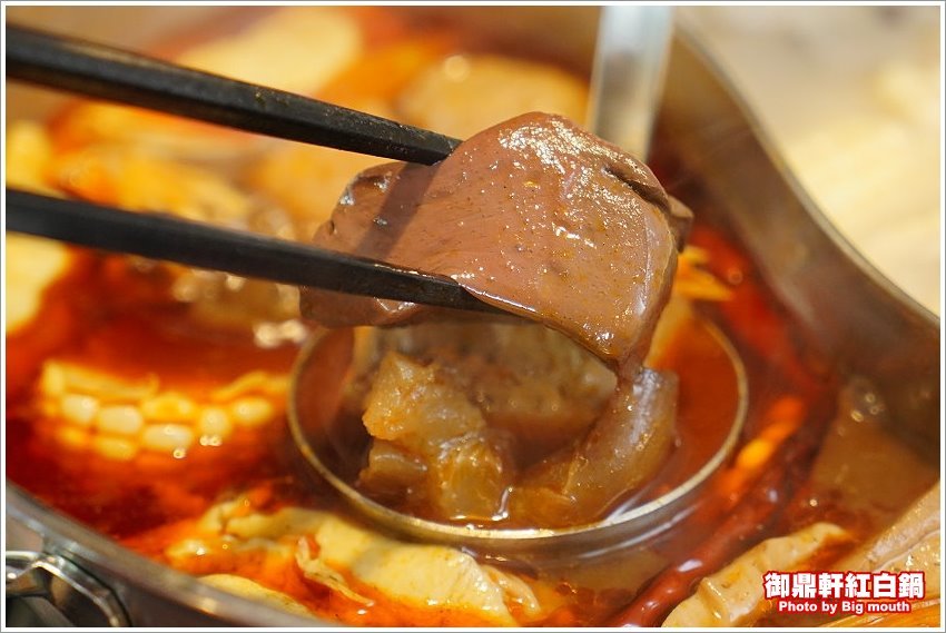 【桃園青埔美食】御鼎軒紅白鍋．自家熬煮湯頭、麻辣鍋!