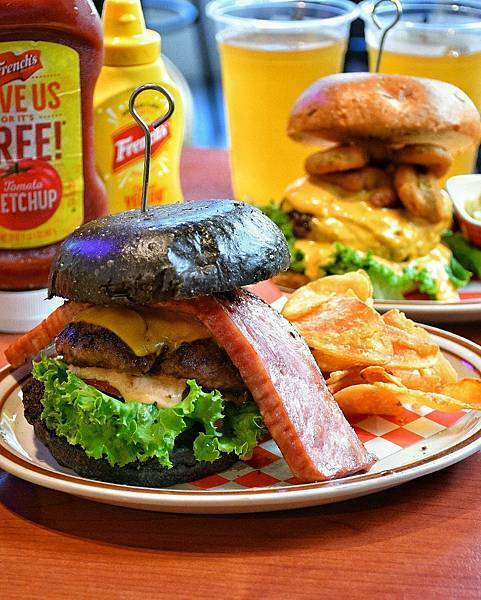 【新北板橋】樂漢堡美式餐廳 LOVSS BURGER，板橋車站美式餐廳，客製化漢堡搭配，手工漢堡排，自製醬料