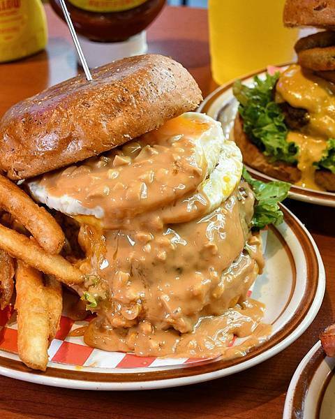 【新北板橋】樂漢堡美式餐廳 LOVSS BURGER，板橋車站美式餐廳，客製化漢堡搭配，手工漢堡排，自製醬料