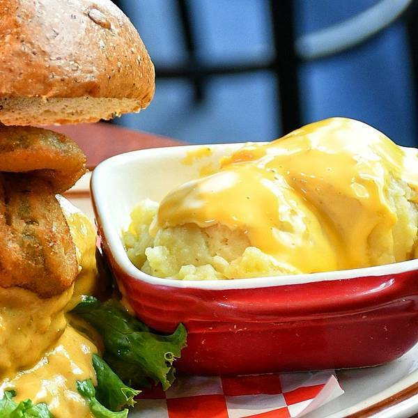 【新北板橋】樂漢堡美式餐廳 LOVSS BURGER，板橋車站美式餐廳，客製化漢堡搭配，手工漢堡排，自製醬料