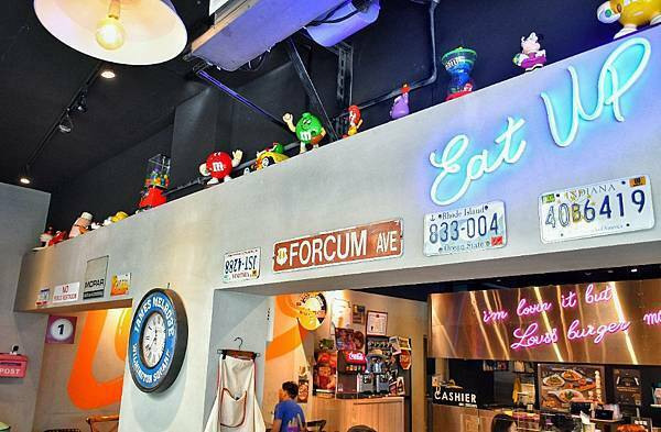 【新北板橋】樂漢堡美式餐廳 LOVSS BURGER，板橋車站美式餐廳，客製化漢堡搭配，手工漢堡排，自製醬料