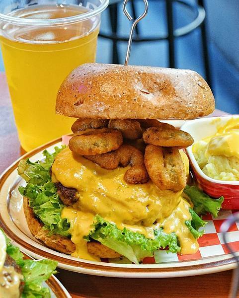 【新北板橋】樂漢堡美式餐廳 LOVSS BURGER，板橋車站美式餐廳，客製化漢堡搭配，手工漢堡排，自製醬料