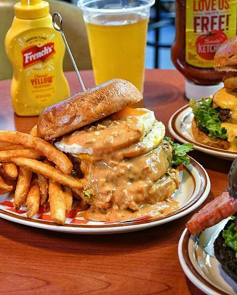 【新北板橋】樂漢堡美式餐廳 LOVSS BURGER，板橋車站美式餐廳，客製化漢堡搭配，手工漢堡排，自製醬料