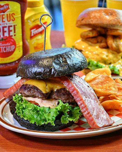 【新北板橋】樂漢堡美式餐廳 LOVSS BURGER，板橋車站美式餐廳，客製化漢堡搭配，手工漢堡排，自製醬料