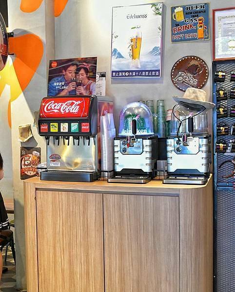 【新北板橋】樂漢堡美式餐廳 LOVSS BURGER，板橋車站美式餐廳，客製化漢堡搭配，手工漢堡排，自製醬料