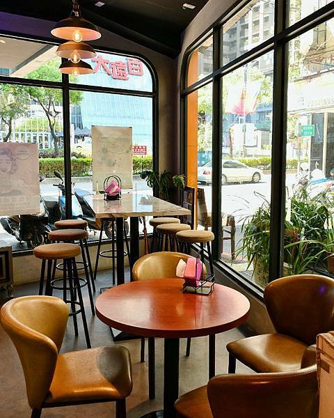 【新北板橋】樂漢堡美式餐廳 LOVSS BURGER，板橋車站美式餐廳，客製化漢堡搭配，手工漢堡排，自製醬料