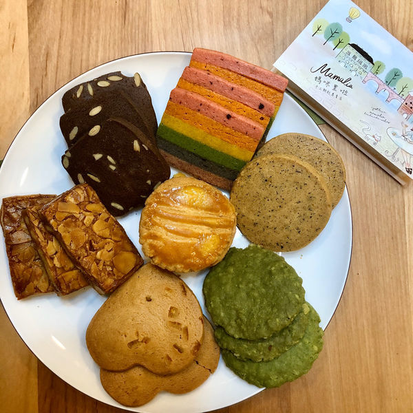 喜餅開箱 媽咪里啦手工餅乾專賣店 超好吃得手工喜餅禮盒,第一次同時吃到這麼多口味。