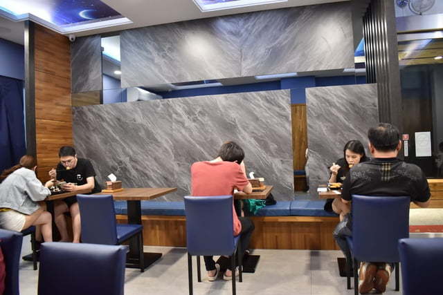 大里拉麵推薦。#兆曜日式拉麵·丼飯。史上最具浮誇的巨無霸清燉蛤蜊鯛魚拉麵，湯頭鮮甜又清爽。口味選擇多樣化，內用可享免費加麵一次