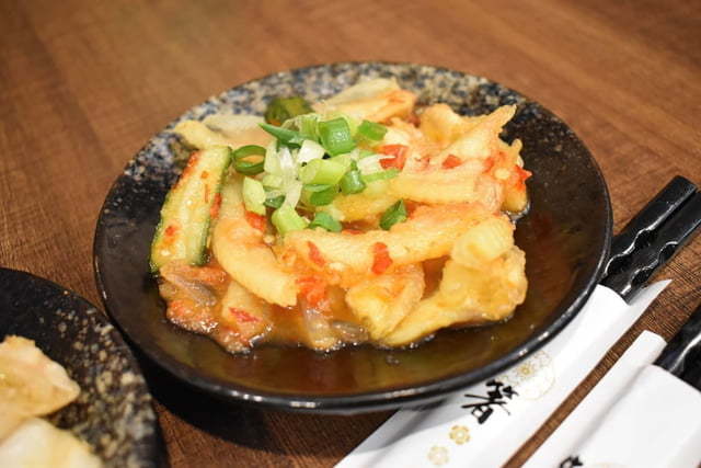 大里拉麵推薦。#兆曜日式拉麵·丼飯。史上最具浮誇的巨無霸清燉蛤蜊鯛魚拉麵，湯頭鮮甜又清爽。口味選擇多樣化，內用可享免費加麵一次