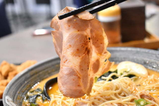 大里拉麵推薦。#兆曜日式拉麵·丼飯。史上最具浮誇的巨無霸清燉蛤蜊鯛魚拉麵，湯頭鮮甜又清爽。口味選擇多樣化，內用可享免費加麵一次