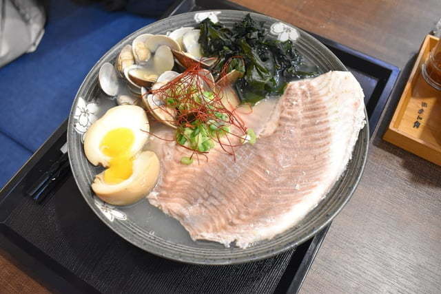 大里拉麵推薦。#兆曜日式拉麵·丼飯。史上最具浮誇的巨無霸清燉蛤蜊鯛魚拉麵，湯頭鮮甜又清爽。口味選擇多樣化，內用可享免費加麵一次