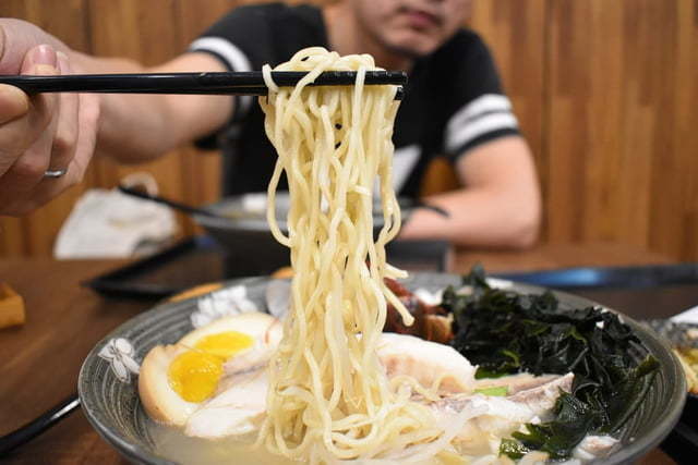大里拉麵推薦。#兆曜日式拉麵·丼飯。史上最具浮誇的巨無霸清燉蛤蜊鯛魚拉麵，湯頭鮮甜又清爽。口味選擇多樣化，內用可享免費加麵一次