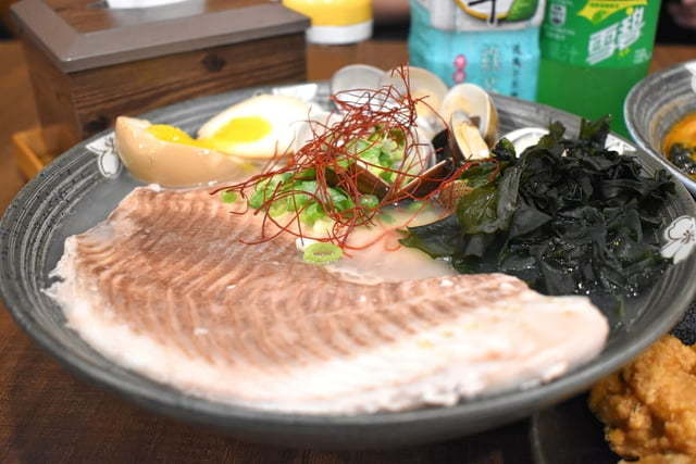 大里拉麵推薦。#兆曜日式拉麵·丼飯。史上最具浮誇的巨無霸清燉蛤蜊鯛魚拉麵，湯頭鮮甜又清爽。口味選擇多樣化，內用可享免費加麵一次