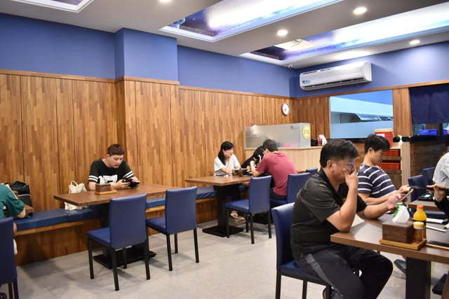 大里拉麵推薦。#兆曜日式拉麵·丼飯。史上最具浮誇的巨無霸清燉蛤蜊鯛魚拉麵，湯頭鮮甜又清爽。口味選擇多樣化，內用可享免費加麵一次